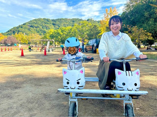 🚲
こんにちは♪りかです(｡･ω･｡)
去年のことになってごめんなさい💦
11月の #愛媛サイクリングの日 🚲💙
私は松山市 城山公園で開催されたイベントに参加♪
こどもと一緒に乗れるおもしろ自転車に乗ったり
グルメを楽しんだりしました◡̈︎
こどももすごく楽しんでいたようです😊
会場ではみきゃんスクール(こどもの自転車の補助輪を外して乗れるようになる教室や安全に走行するためのヘルメットやマナーを教えていただける教室など✨)も実施されていて、
小さい頃から自転車の楽しさや安全な乗り方に
親しむことは素敵だなぁと感じました✨
・
#ノッてるガールズ#ノッてるガールズehime#サイクリング女子#自転車女子#ロードバイク女子#サイクリング#ロードバイク#自転車のある風景#自転車のある生活